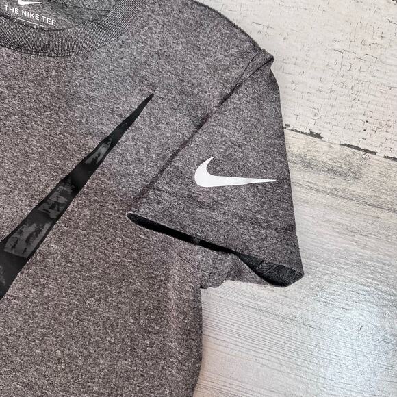 Nike Boys Shirt Size 7 Gray Black Dri-FIT Athletic Tee Large Swoosh Logo Sporty - Picture 4 of 6